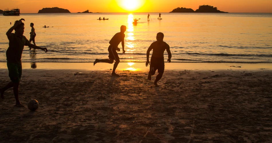 Chilling at Al Kout Beach: Sand, Sea & Sunset